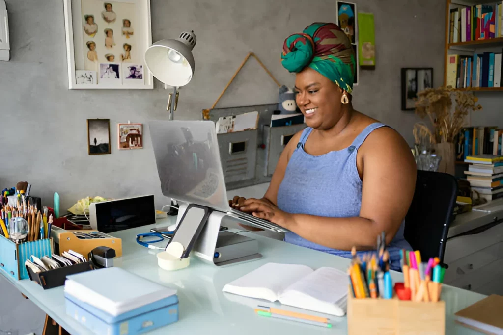 Retrato da mulher negra madura que trabalha no escritório