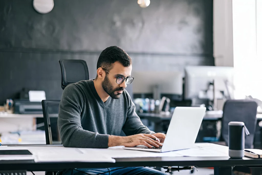 O arquiteto toma notas sobre o projeto e, em seguida, as insere no laptop para manter um registro digital do processo de design.